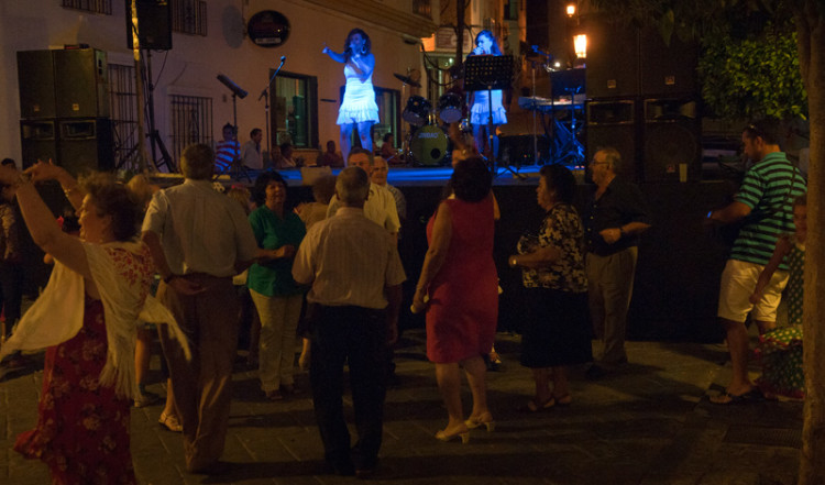 Dansen fortsätter till långt in på morgontimmarna, Verbena de Santa Ana, Manilva Dansen fortsätter till långt in på morgontimmarna, Verbena de Santa Ana, Manilva