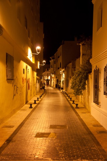 Kvällsvy över smal gränd i Estepona Kvällsvy över smal gränd i Estepona