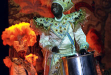 Trummar upp karnevalstämning på Plataforma Sambashow, Rio de Janeiro