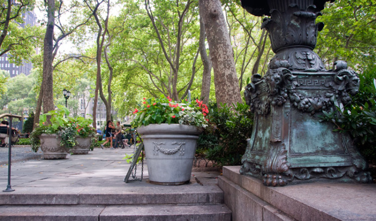 Vid entrén till Bryant Park, New York
