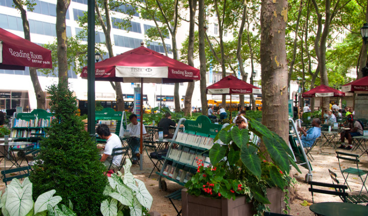 Reading room - Utomhus bibliotek vid Bryant Park, New York