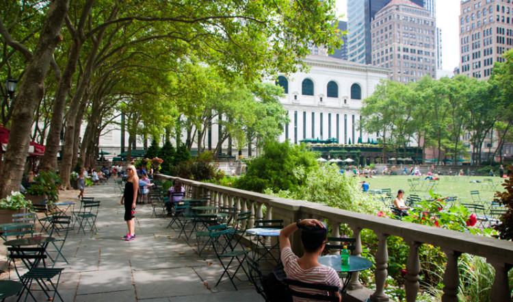 Bord längs Bryant Park, New York