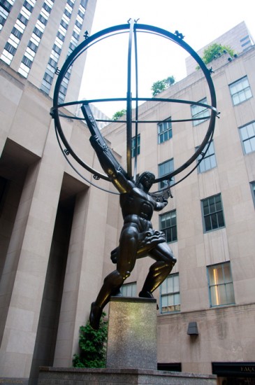 Atlas med himmelen på sina axlar av Lee Lawrie, New York