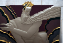 Frisen ovanför huvudingången till GE building vid Rockefeller Center, New York