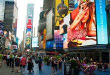 Gågata under neon vid Times Square, New York