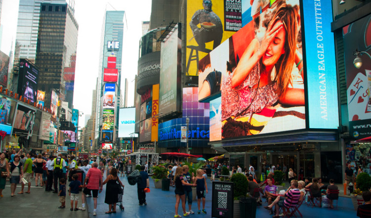 Gågata under neon vid Times Square, New York