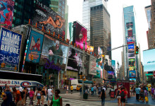 Neon och gigantiska bildskärmar på Times Square, New York