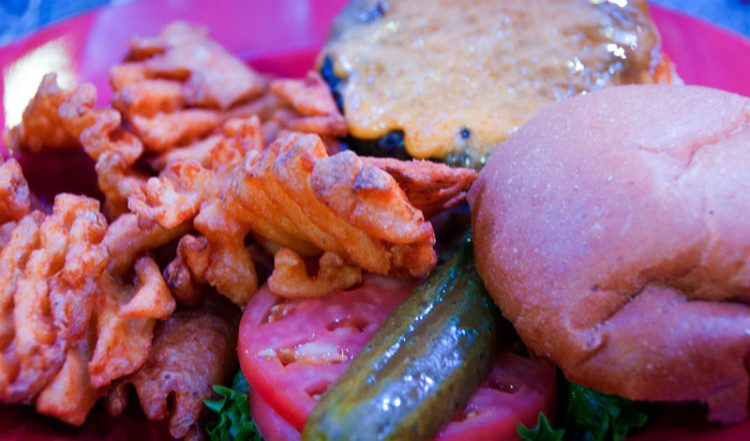 Hamburgare och Curly Fries på Ellens Stardust Diner, New York
