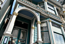 Port till en av The Painted Ladies vid Alamo Square, San Francisco