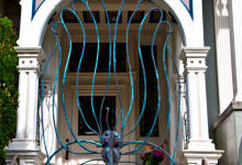 Galler framför dörren till en av The Painted Ladies vid Alamo Square, San Francisco