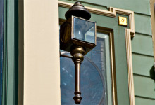 Lykta på en av The Painted Ladies vid Alamo Square, San Francisco