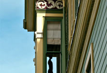 Staty i fönstret till en av The Painted Ladies vid Alamo Square, San Francisco
