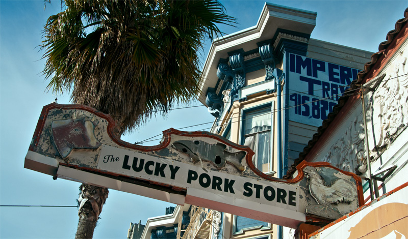 Skylt och hustak vid Mission Street San Francisco