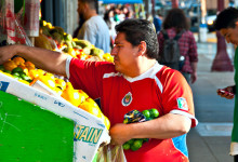 Man handlar frukt längs Mission Street San Francisco