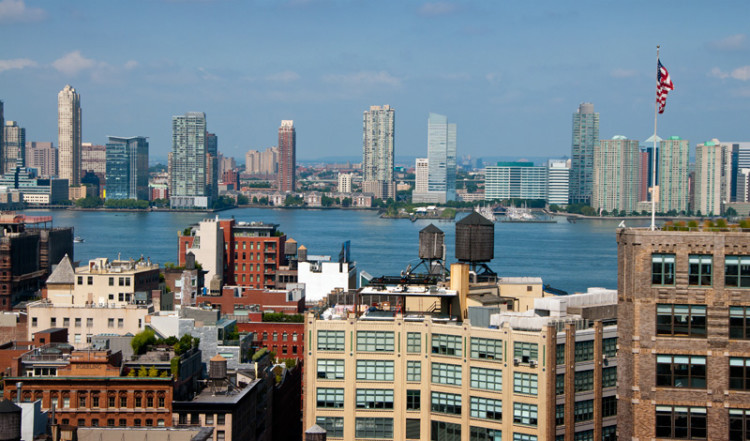 Utsikt västerut över Hudson till Hoboken New Jersey från södra Manhattan