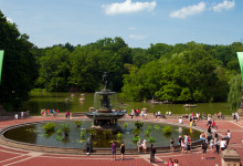 Folkliv runt Bethesda fontän i Central Park, New York