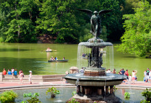 Sommardag vid Bethesda fontän i Central Park, New York
