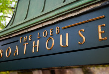 The Loeb Boathouse menyskylt i Central Park, New York