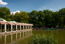 The Loeb Boathouse vid sjön i Central Park, New York