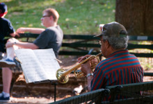 En man spelar trumpet i Central Park, New York