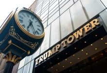 Klocka utanför Trump Tower, Fifth Avenue New York