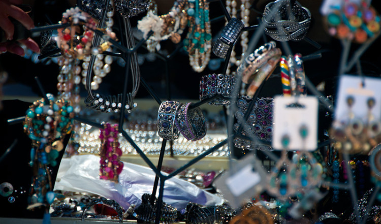 Ett marknadsstånd med smycken, Estepona