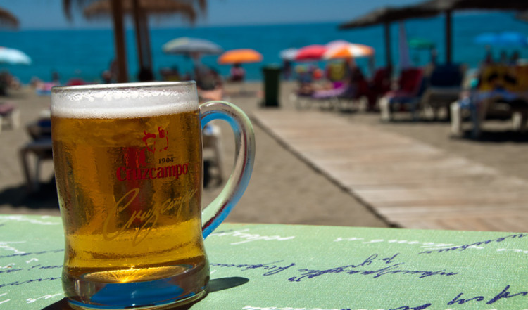 En kall Cruzcampo öl på Paco Chiringuito i Estepona En kall Cruzcampo öl på Paco Chiringuito i Estepona