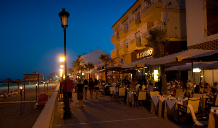 El Estribo, Paseo Maritimo kvällstid i Sabinillas El Estribo, Paseo Maritimo kvällstid i Sabinillas