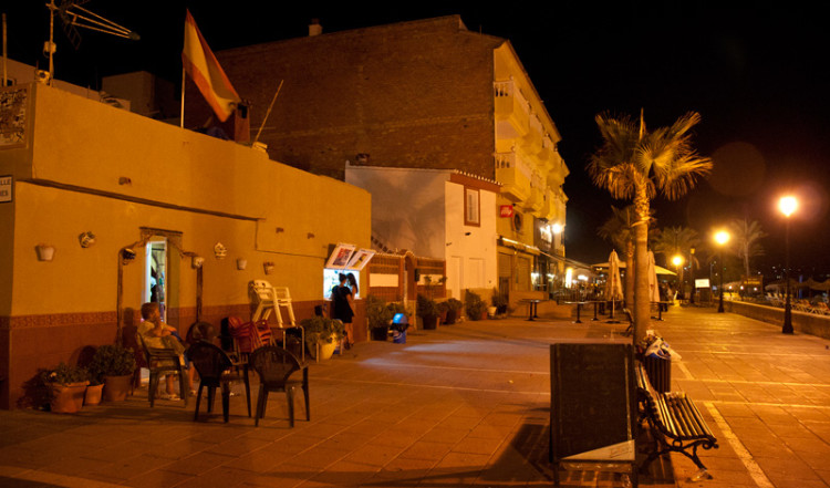 Kvällsliv, strandpromenaden i Sabinillas Kvällsliv, strandpromenaden i Sabinillas