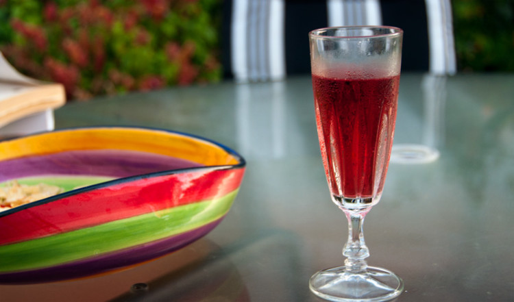 Drink och tilltugg, perfekt start för en skön grillkväll i trädgården Drink och tilltugg, perfekt start för en skön grillkväll i trädgården