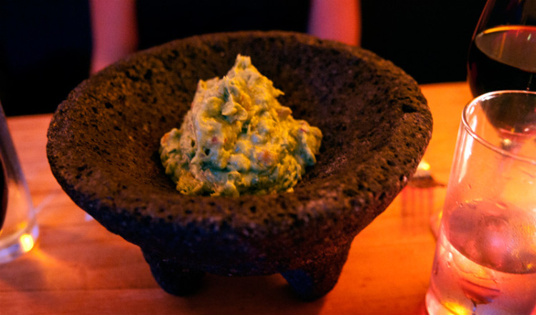 En skål Guacamole på Papatzul, Delicias Mexicana i New York