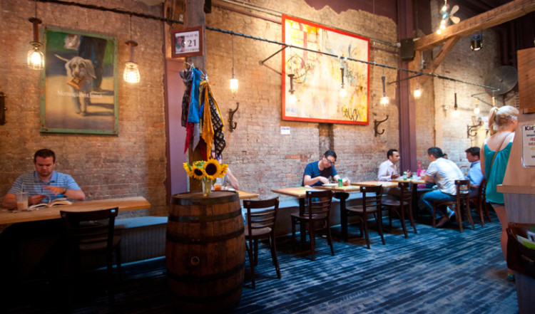 Bord inne på Grey Dog Cafe, Mulberry Street New York