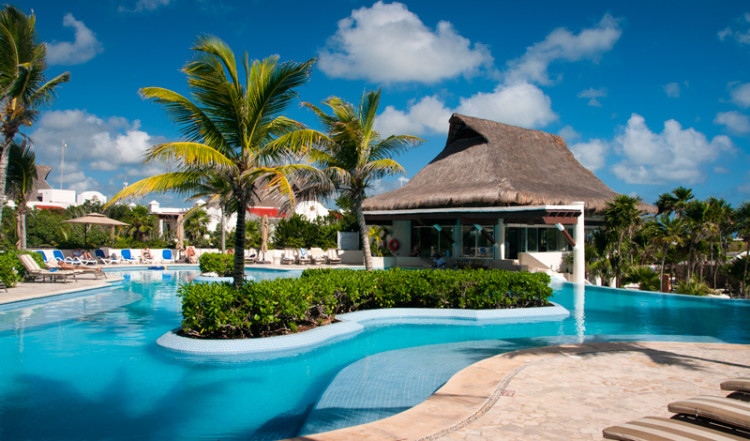 Förmiddag vid poolen på Adonis Tulum