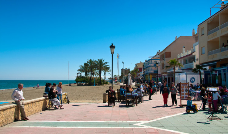 Strandpromenaden vid mitten av Sabinillas