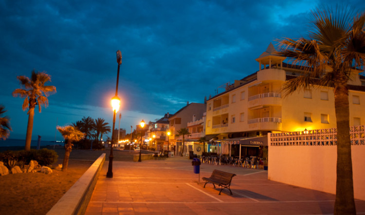 Kväll vid Sabinillas strandpromenad, Manilva