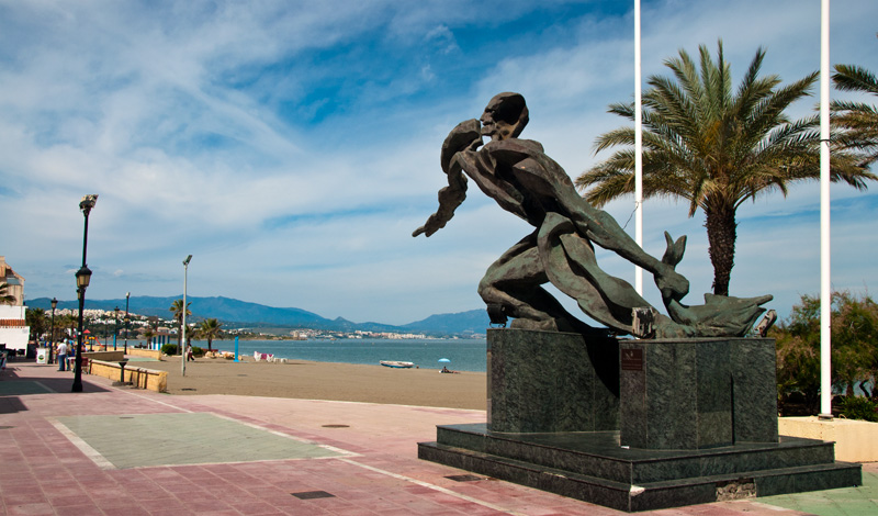 Staty vid strandpromenaden i Sabinillas