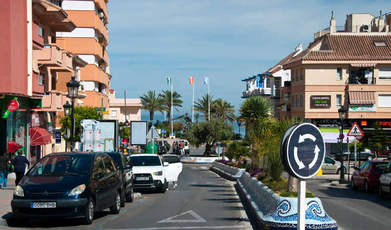 Huvudgatan i Sabinillas, Spanien