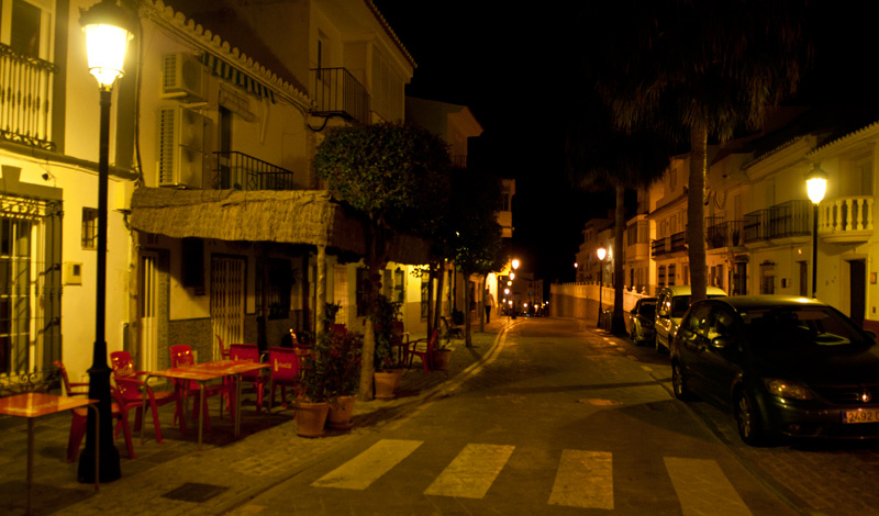 Calle Mar i centrum av Manilva på kvällen