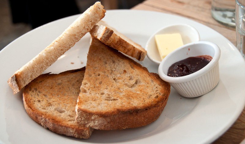 Rostat bröd med marmelad på Urban Angel, Edinburgh