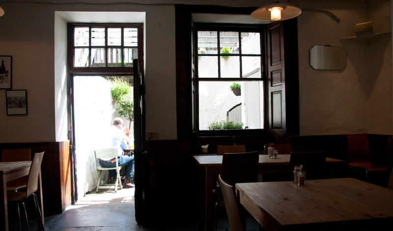 Inne och uteservering på Urban Angel, Edinburgh