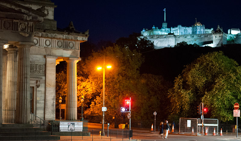 Kväll längs Princes Street i Edinburgh