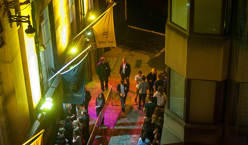 Klubb utanför vårt fönster på Le Monde Hoteli Edinburgh