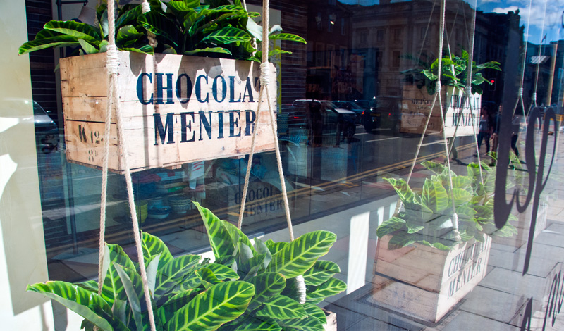 Skyltfönster längs George Street i Edinburgh