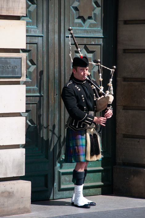 Man spelar säckpipa vid The Royal Mile, Edinburgh