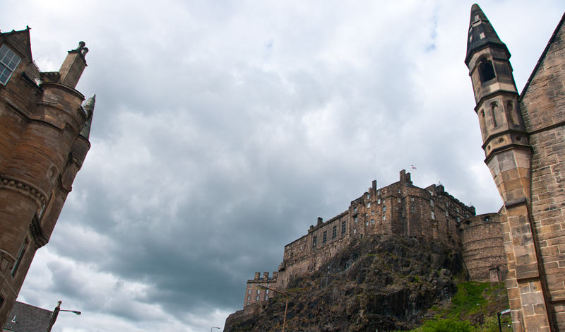 Dramatisk himmel över Edinburgh Castle