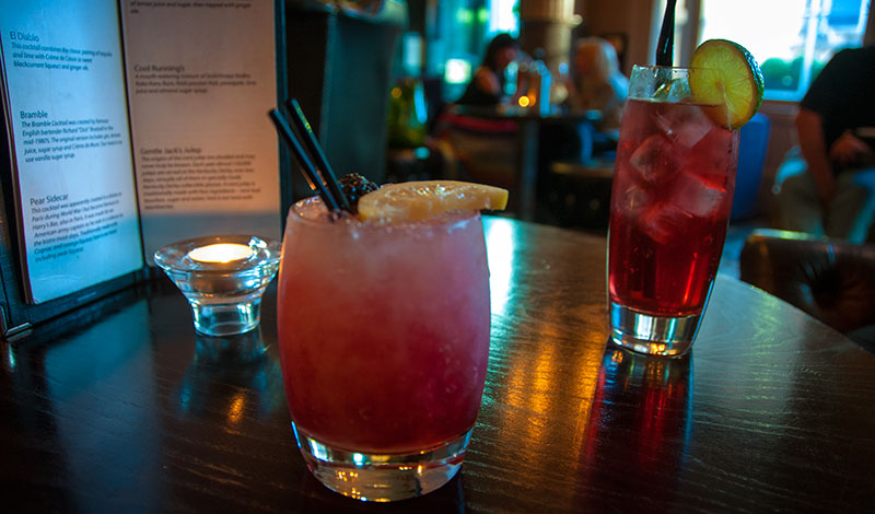 Drinkar på Le Monde Bar i Edinburgh