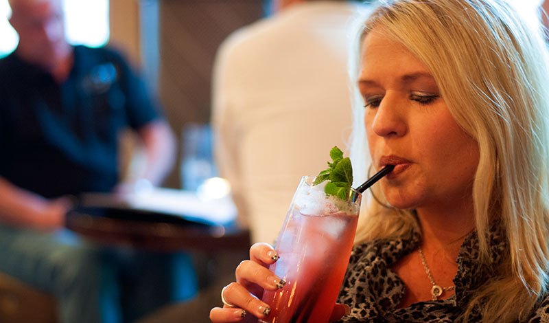 Anki smakar på sin drink på Le Monde Bar & Restaurant, Edinburgh