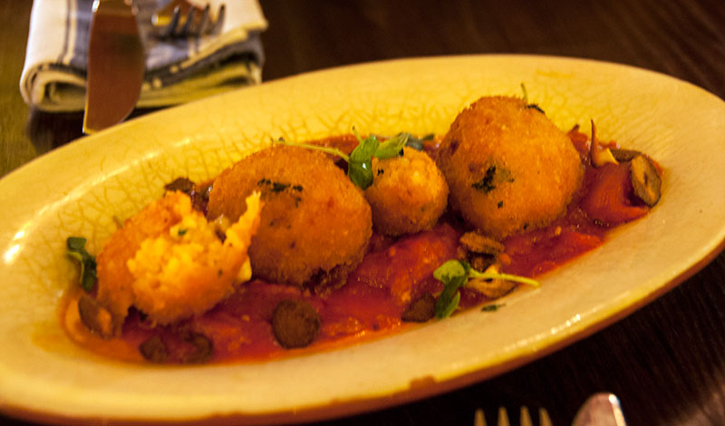 Tomato och Mozzarella Risotto bullar på Jamie Olivers Italian, Edinburgh