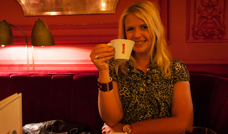 Anki tar en espresso på Jamie Olivers Italian, Edinburgh