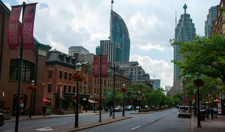 Gatuvy Front Street i de gamla stadsdelarna av Toronto